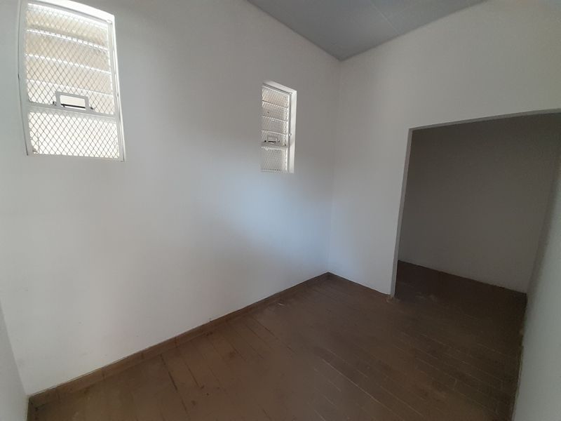 346m Retail Showroom Unit To Let in The Link - Photo 10