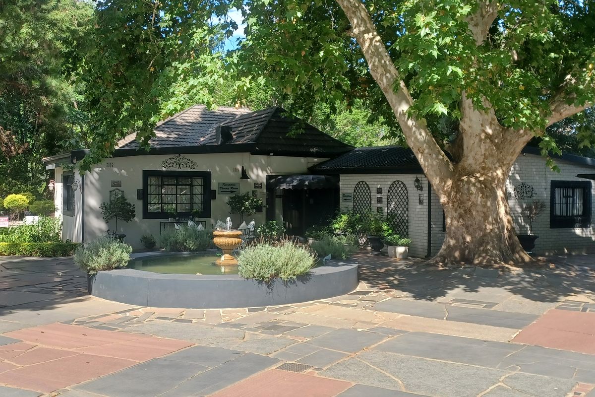 Upmarket executive guest house for sale in Hilldrop. Sole and Exclusive Listing. - Photo 2