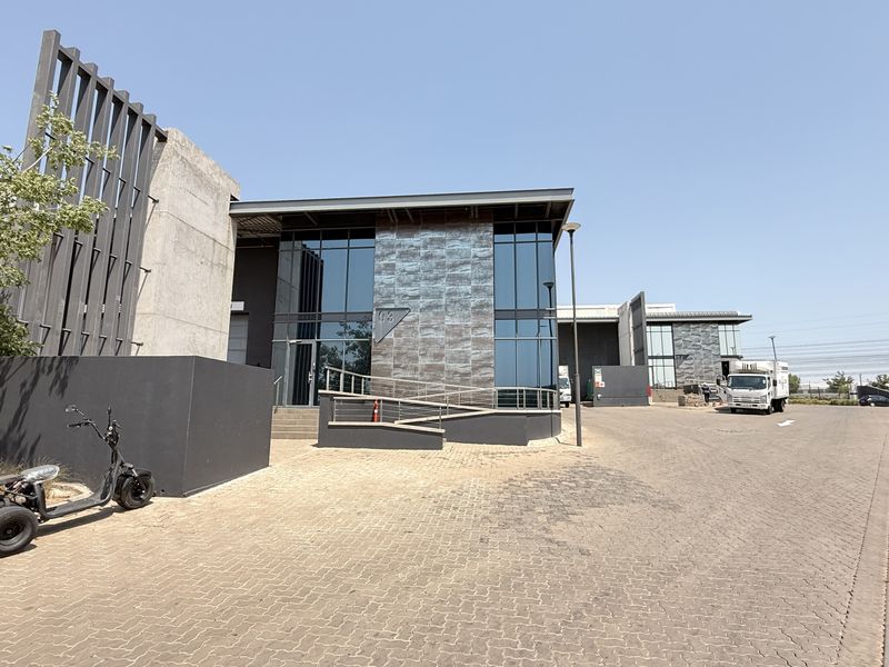 WAREHOUSE TO LET IN CENTURION - Photo 3