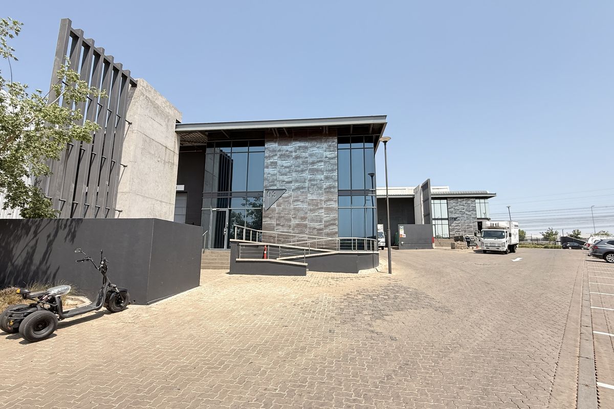 WAREHOUSE TO LET IN CENTURION - Photo 3