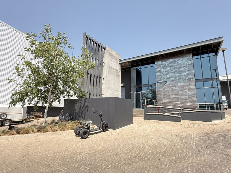 WAREHOUSE TO LET IN CENTURION - Photo 2