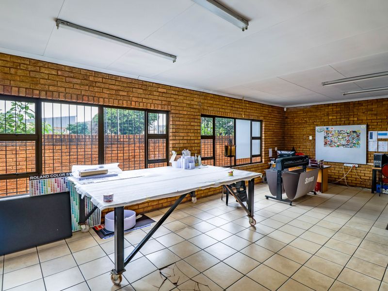 800m2  Factory TO LET in Clayville - NO LOADSHEDDING - Photo 10