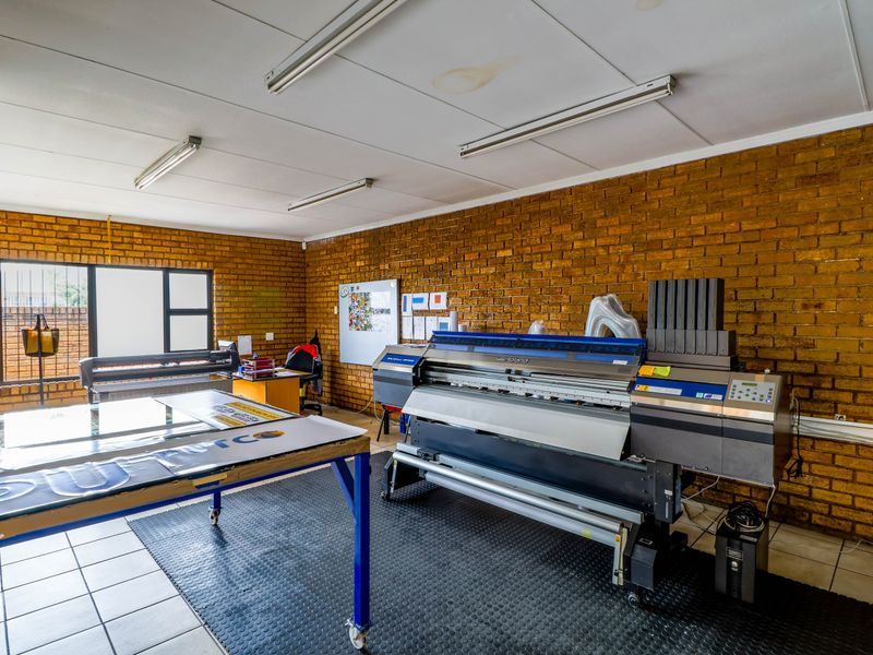 800m2  Factory TO LET in Clayville - NO LOADSHEDDING - Photo 8