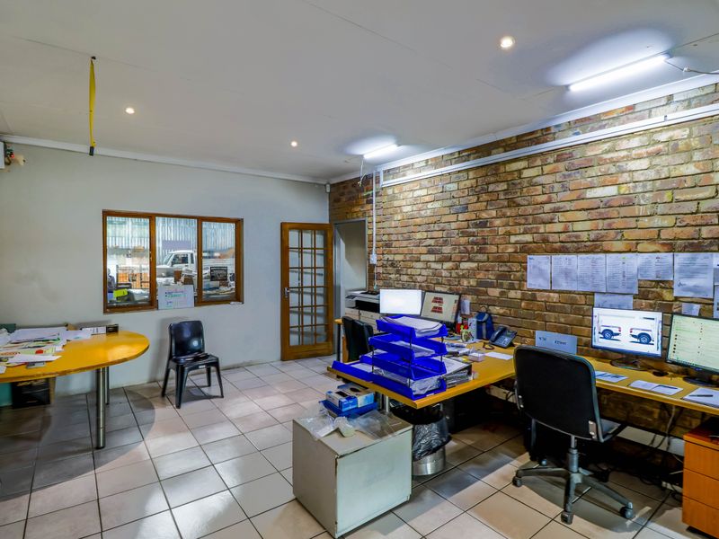 800m2  Factory TO LET in Clayville - NO LOADSHEDDING - Photo 7