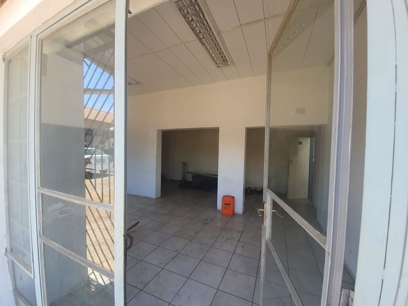 800m2  Factory TO LET in Clayville - NO LOADSHEDDING - Photo 2