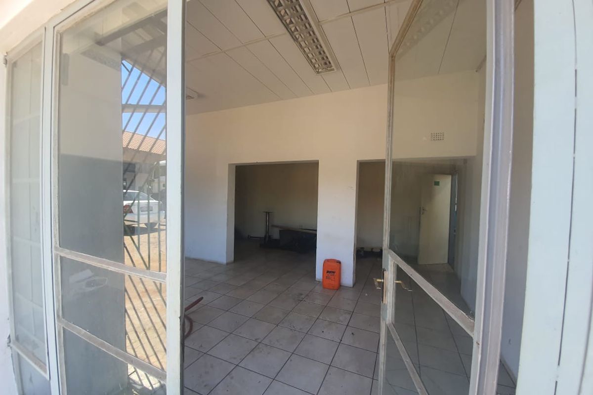 800m2  Factory TO LET in Clayville - NO LOADSHEDDING - Photo 2