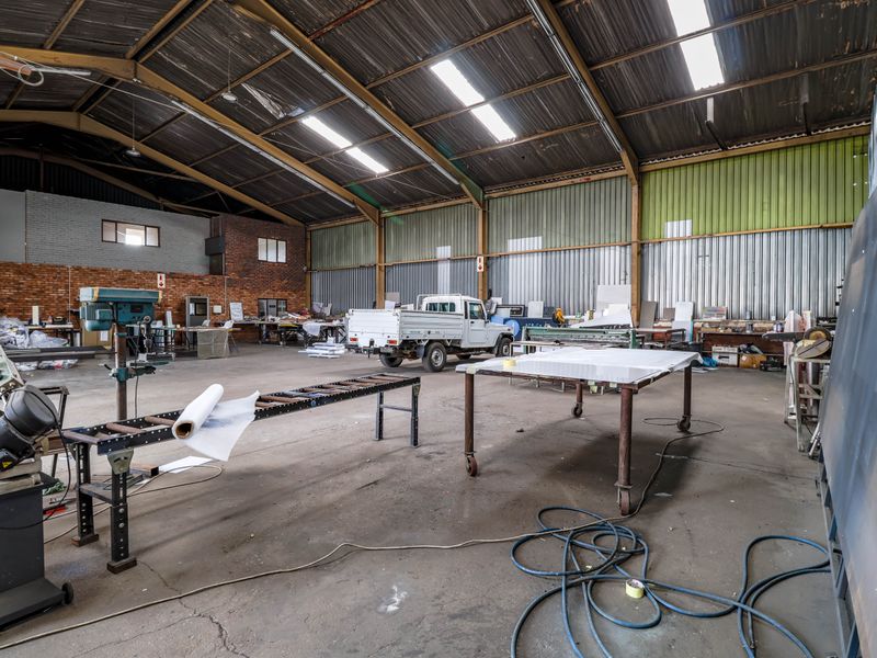 800m2  Factory TO LET in Clayville - NO LOADSHEDDING - Photo 5