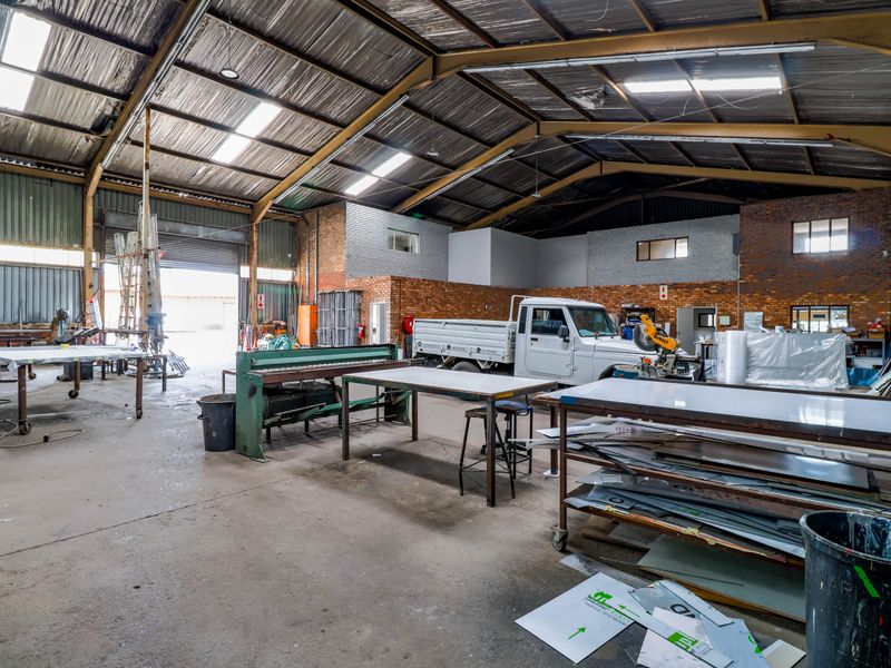 800m2  Factory TO LET in Clayville - NO LOADSHEDDING - Photo 4