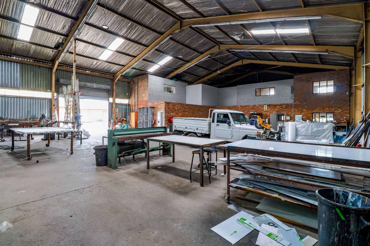800m2  Factory TO LET in Clayville - NO LOADSHEDDING - Photo 4