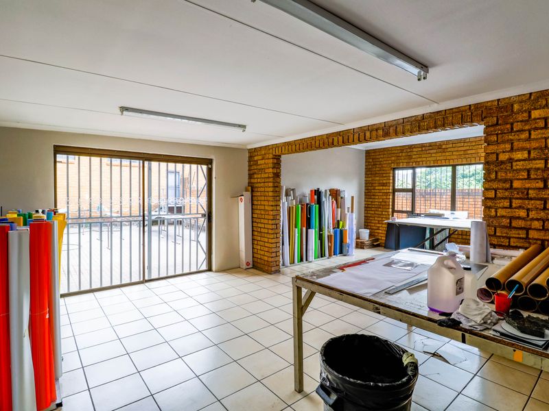 800m2  Factory TO LET in Clayville - NO LOADSHEDDING - Photo 9