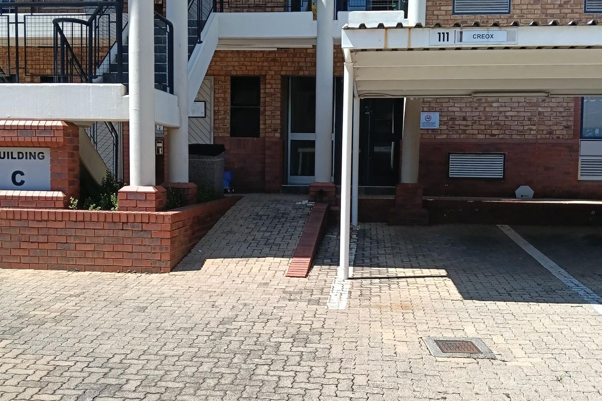 Office to let - Photo 2