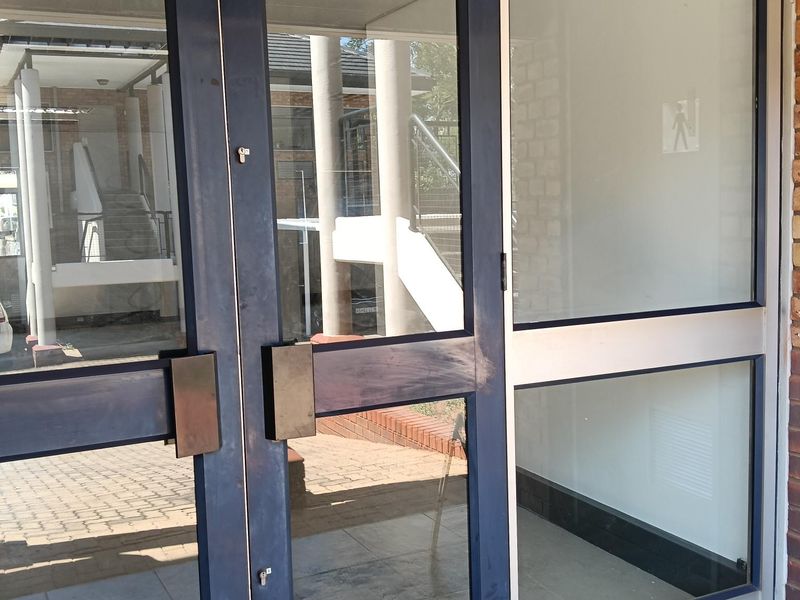 Office to let - Photo 4