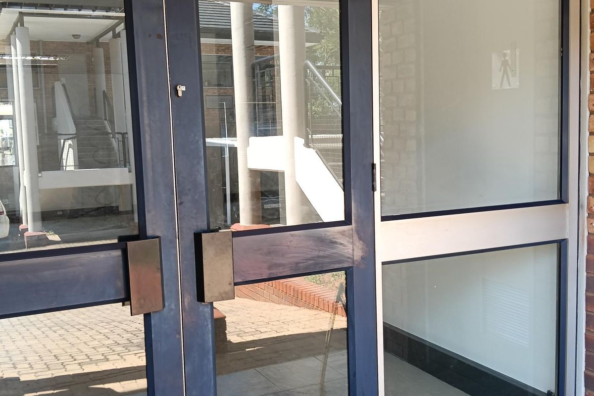 Office to let - Photo 4