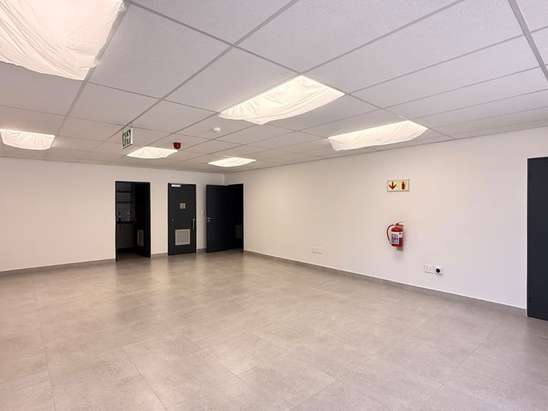 895M2 WAREHOUSE TO LET, SILVERVIEW BUSINESS PARK, SAMRAND - Photo 4