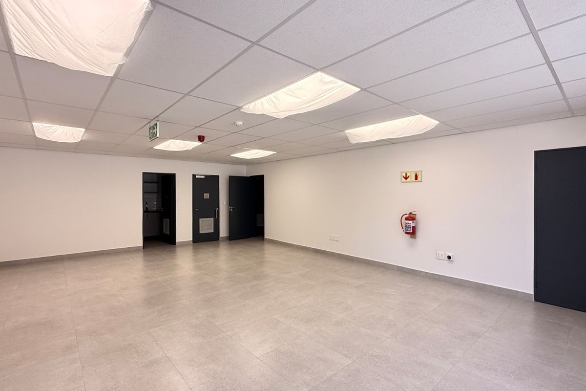 895M2 WAREHOUSE TO LET, SILVERVIEW BUSINESS PARK, SAMRAND - Photo 4