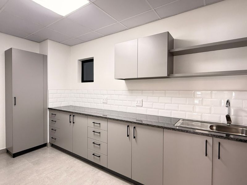 895M2 WAREHOUSE TO LET, SILVERVIEW BUSINESS PARK, SAMRAND - Photo 5