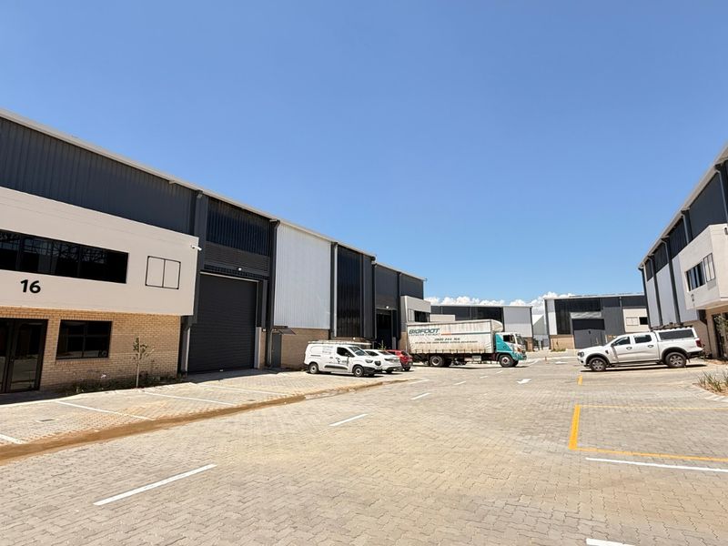 895M2 WAREHOUSE TO LET, SILVERVIEW BUSINESS PARK, SAMRAND - Photo 3