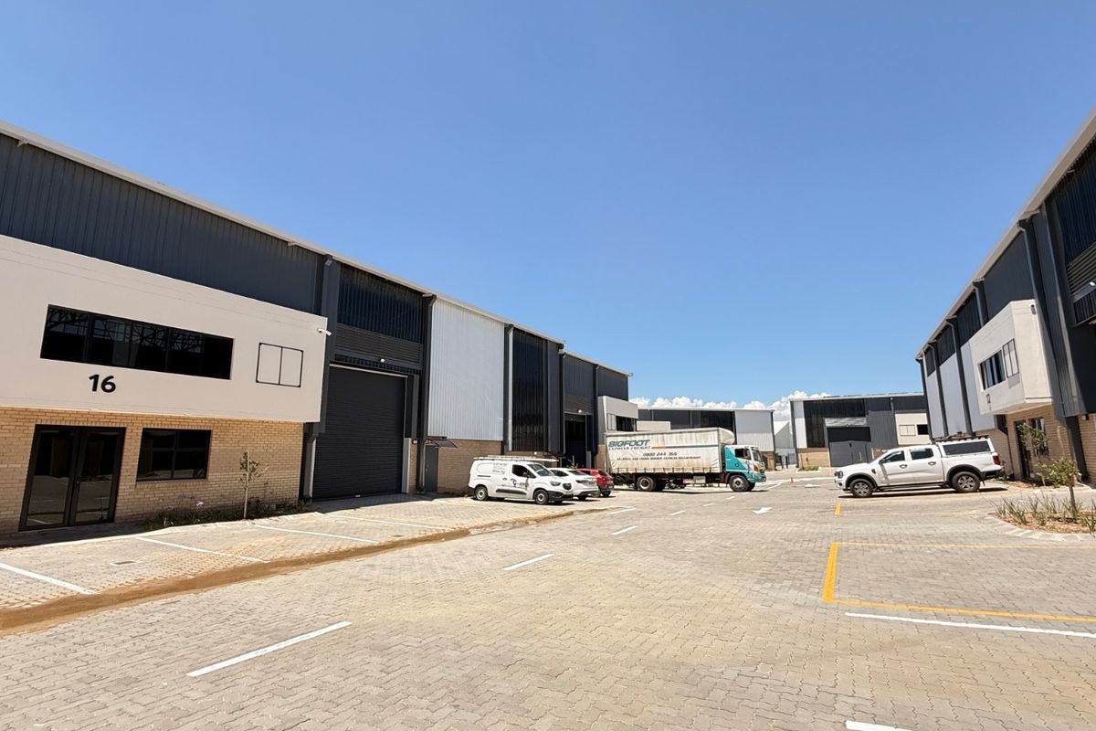895M2 WAREHOUSE TO LET, SILVERVIEW BUSINESS PARK, SAMRAND - Photo 3
