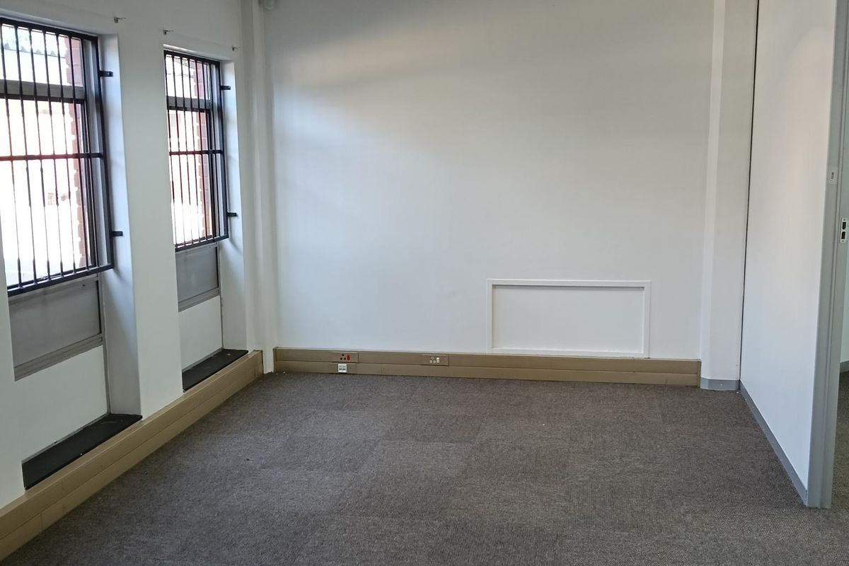 Office to let - Photo 4