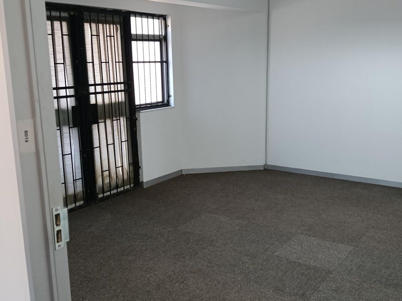 Office to let - Photo 5