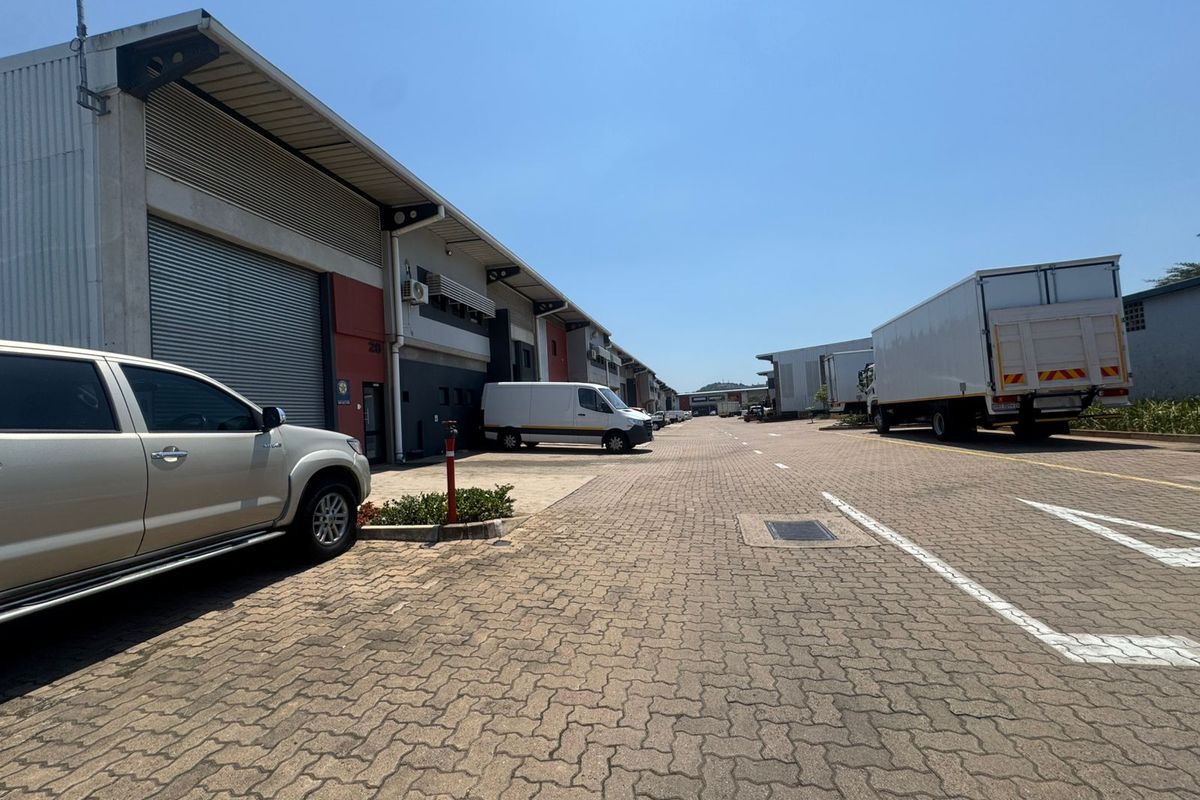 Warehouse in Boulevard Business Park to let - Photo 4