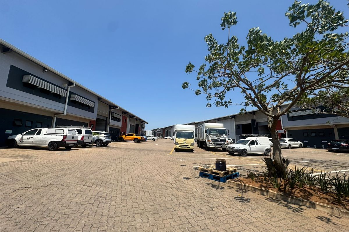 Warehouse in Boulevard Business Park to let - Photo 2