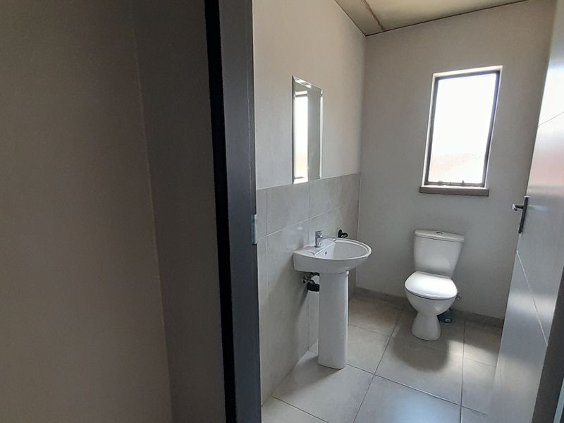 Creative 116m Ground Floor Showroom with Loft To Let at Innovation Worx Richards Dr - Photo 8