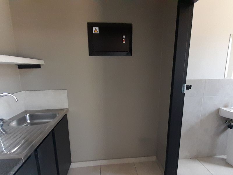 Creative 116m Ground Floor Showroom with Loft To Let at Innovation Worx Richards Dr - Photo 7