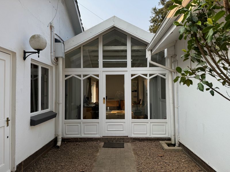 Secure and Serene Office Space in the Heart of Hilton – Ideal for Small Practice - Photo 3