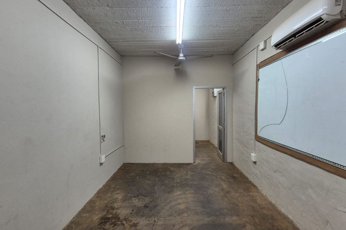 Secure 421m2 Industrial Warehouse To Let in Waltloo – Ideal for Manufacturing & Distribution - Photo 2