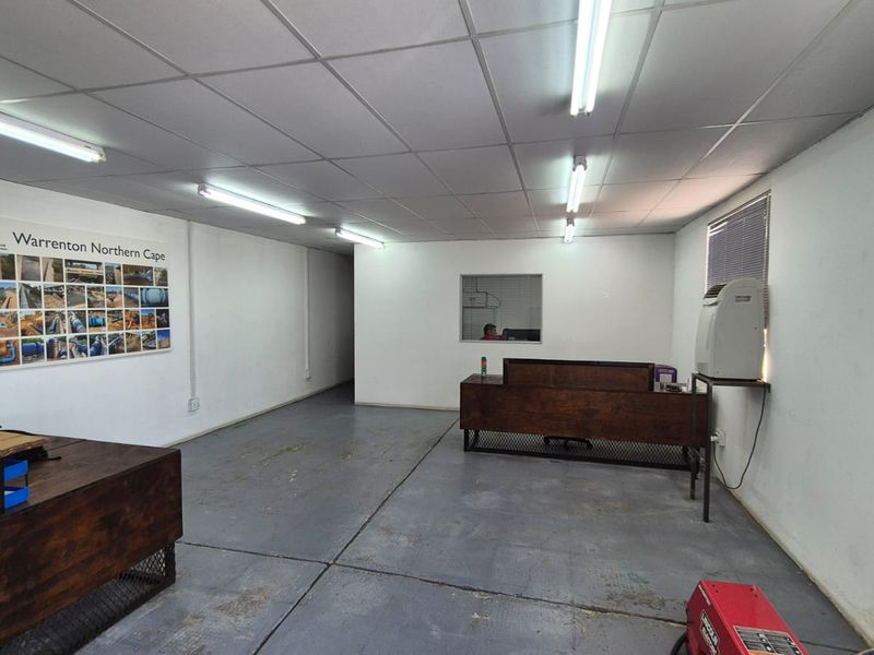 507m2 Industrial Warehouse To Let in Waltloo – Secure, Immediately Available - Photo 3