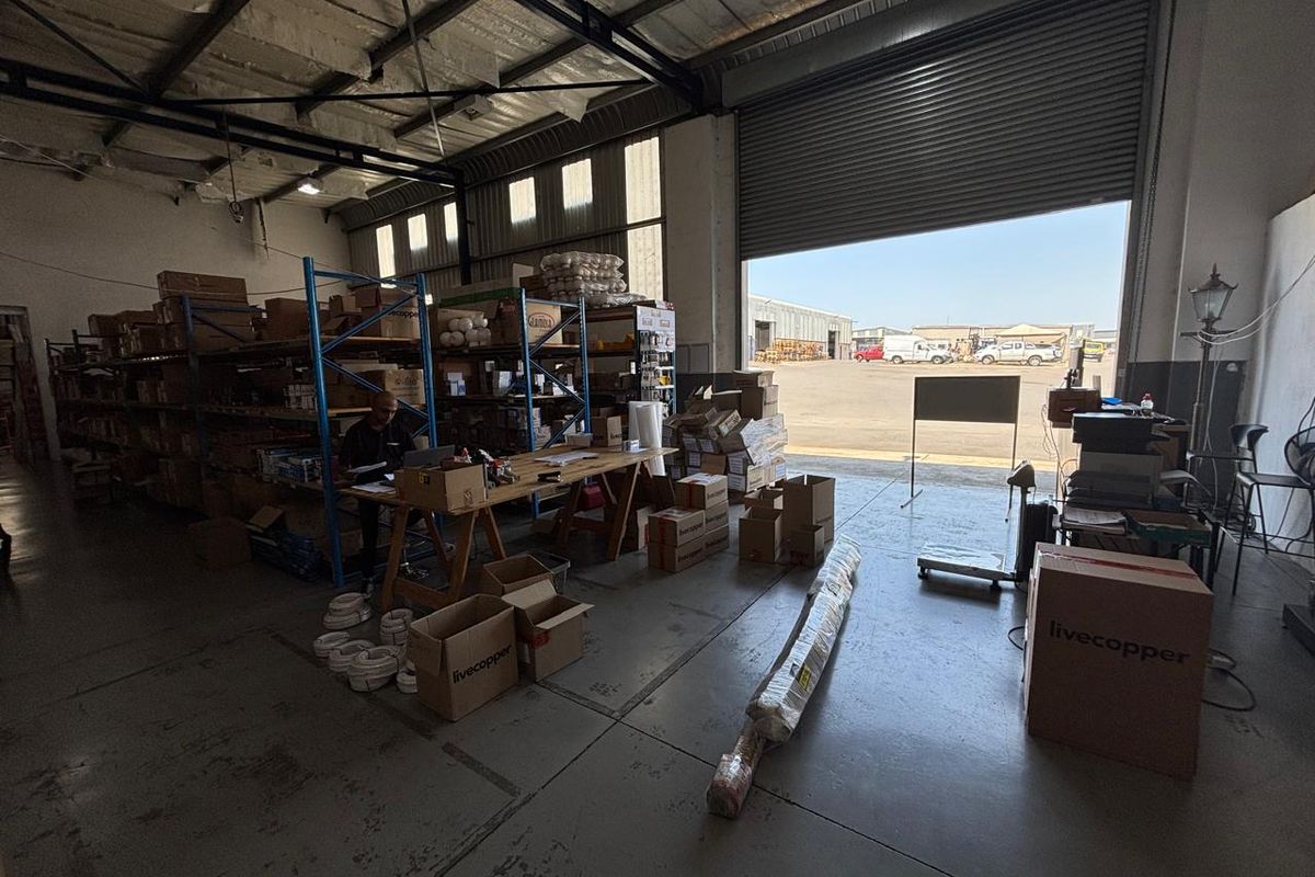 790sqm warehouse/factory to rent at R39500-00 per month plus Vat - Photo 5