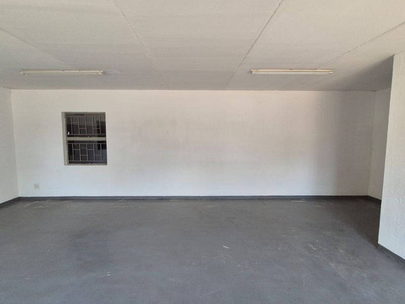 Warehouse To Let in Silver Park, Silvertondale - Photo 2