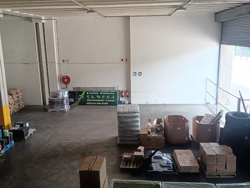 Superbly fitted manufacturing or distribution unit 1370 m2 to let. - Photo 8