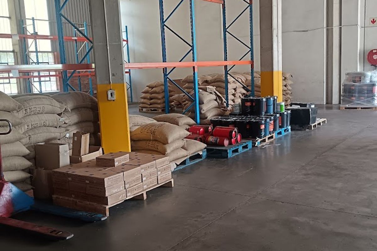 Superbly fitted manufacturing or distribution unit 1370 m2 to let. - Photo 2