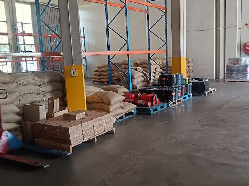 Superbly fitted manufacturing or distribution unit 1370 m2 to let. - Photo 7