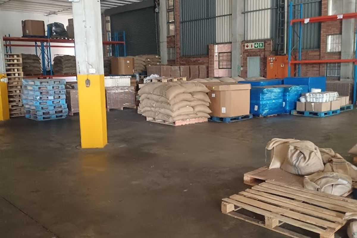 Superbly fitted manufacturing or distribution unit 1370 m2 to let. - Photo 5