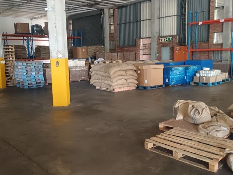 Superbly fitted manufacturing or distribution unit 1370 m2 to let. - Photo 10