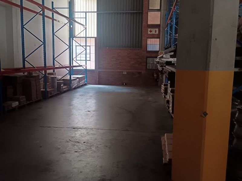 Superbly fitted manufacturing or distribution unit 1370 m2 to let. - Photo 7