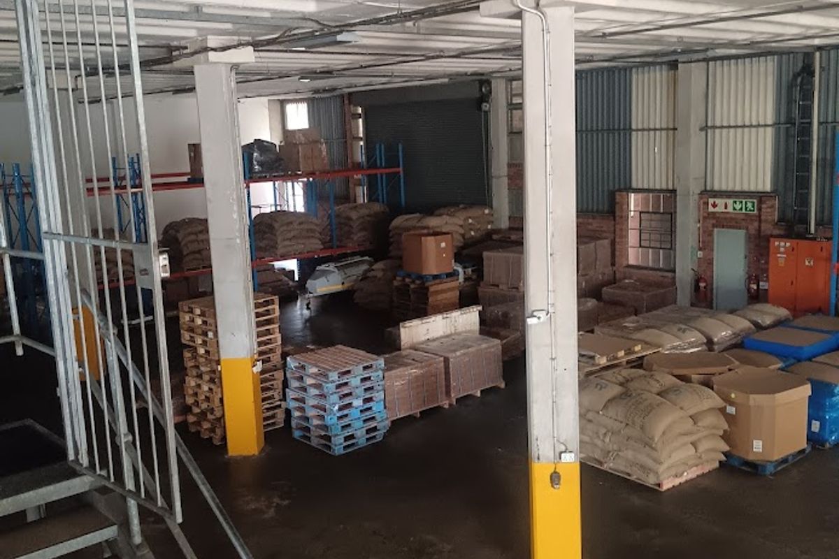 Superbly fitted manufacturing or distribution unit 1370 m2 to let. - Photo 4