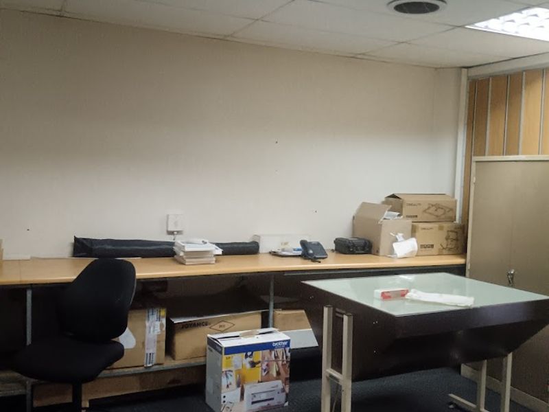 Superbly fitted manufacturing or distribution unit 1370 m2 to let. - Photo 6