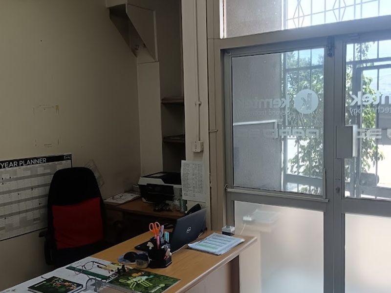 Superbly fitted manufacturing or distribution unit 1370 m2 to let. - Photo 4