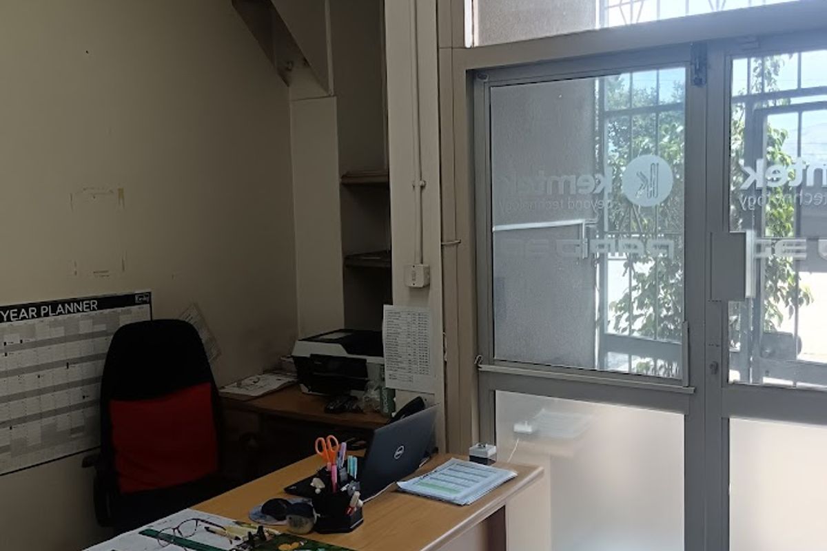 Superbly fitted manufacturing or distribution unit 1370 m2 to let. - Photo 4