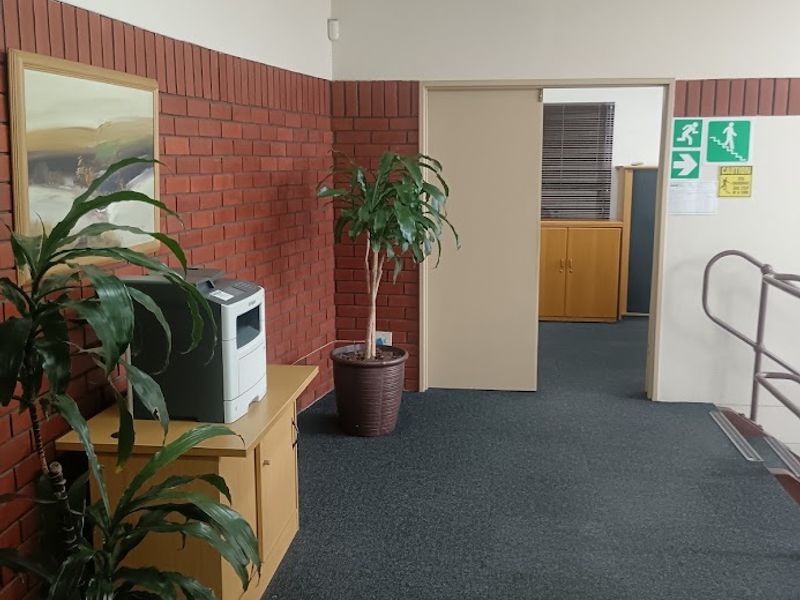 Superbly fitted manufacturing or distribution unit 1370 m2 to let. - Photo 3