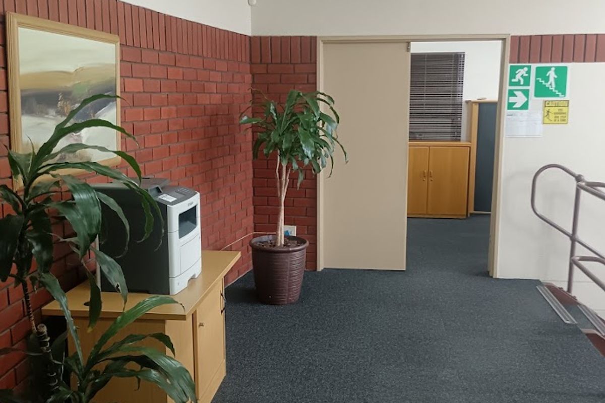 Superbly fitted manufacturing or distribution unit 1370 m2 to let. - Photo 3