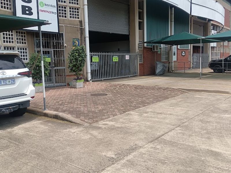 Superbly fitted manufacturing or distribution unit 1370 m2 to let. - Photo 2