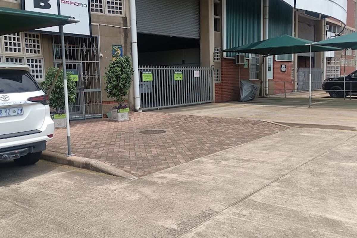 Superbly fitted manufacturing or distribution unit 1370 m2 to let. - Photo 2