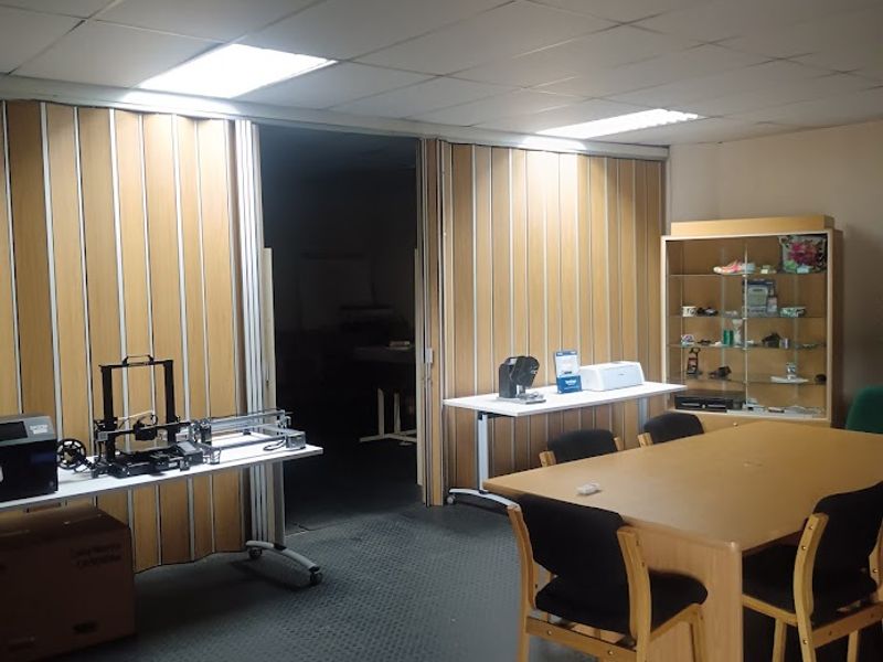 Superbly fitted manufacturing or distribution unit 1370 m2 to let. - Photo 5