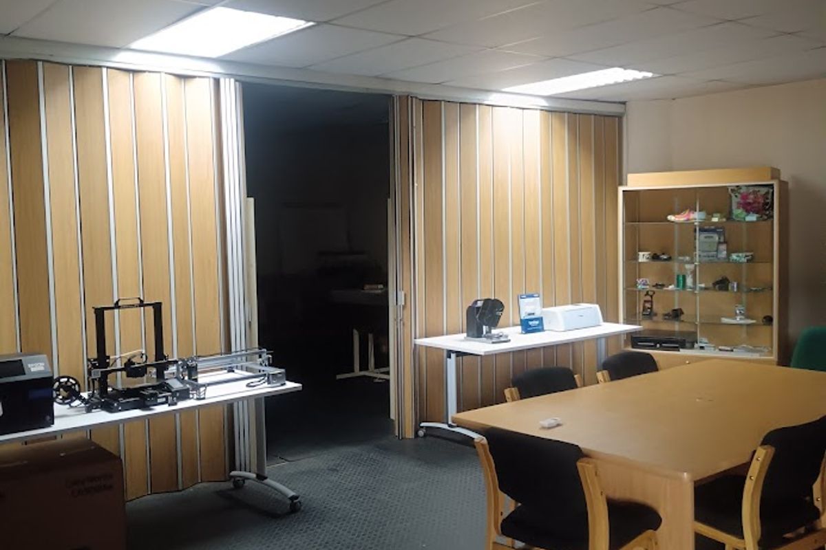 Superbly fitted manufacturing or distribution unit 1370 m2 to let. - Photo 5