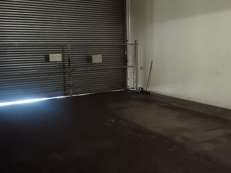 Superbly fitted manufacturing or distribution unit 1370 m2 to let. - Photo 9